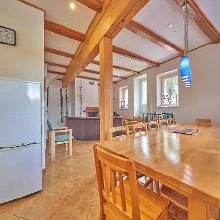 Spacious Mountain Retreat *