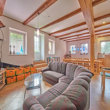 Spacious Mountain Retreat *